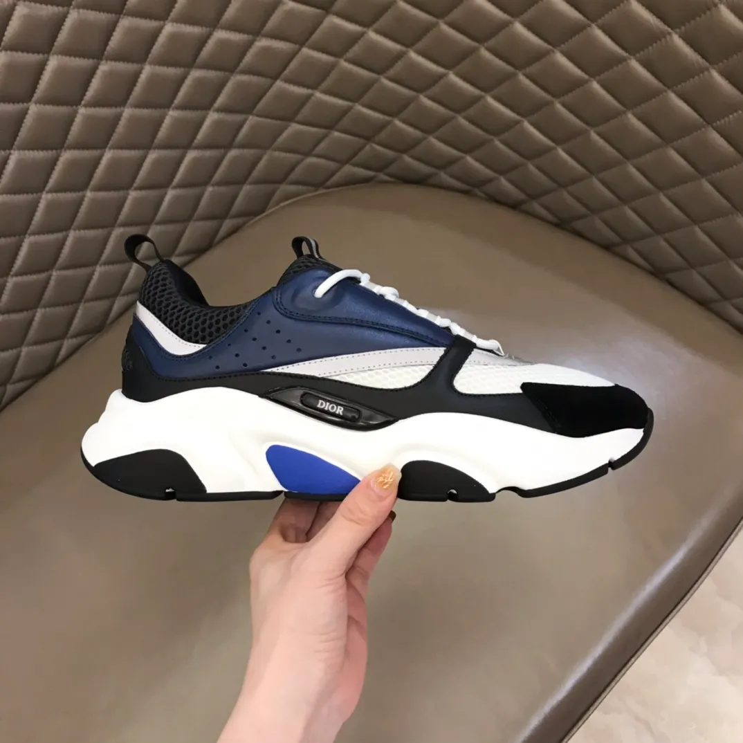 Factory price: 480💰 ◾️▫️Dior D®️ x 🆕 (high version) B22 men's jogging fashion sneakers, this single product draws inspiration from retro jogging shoes. It adopts a thick low-top design, with an upper made of black cow leather and mesh fabric, and a black and white engraved rubber sole. Black mesh fabric tongue and heel counters complement black laces, with an embossed "Di~r" logo embellishment on the side. These sneakers can be mixed and matched with a classic suit for a sporty chic look! Size: 39-45 (38, 46 can be customized)